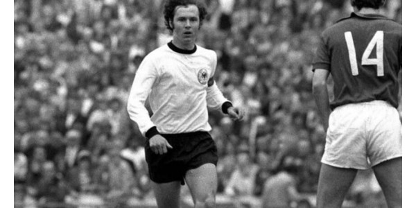 Franz Beckenbauer est le libéro le plus parfait sur le terrain Franz Beckenbauer est le libéro le plus parfait sur le terrain